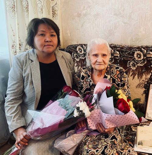 Глава Тувы поздравил с юбилеем ветерана Великой Отечественной войны Наталью Маслову