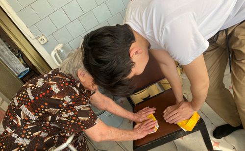 Волонтеры Тувы помогли пенсионерке навести порядок в квартире