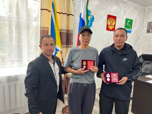 Семьям погибших бойцов из Пий-Хема вручили медали «За отвагу»