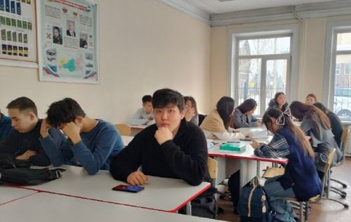 В Национальной библиотеке Тувы студентам рассказали о семейных традициях