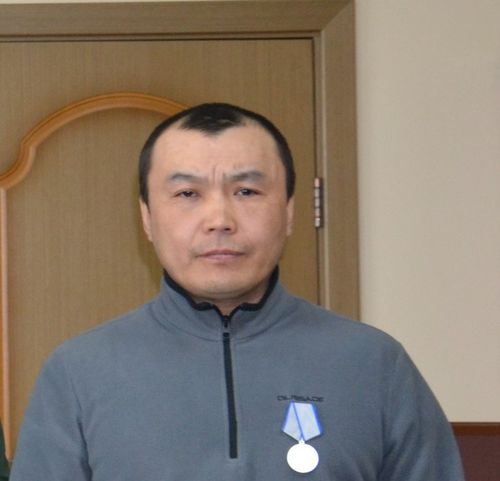 Водителю автобазы Правительства Республики Тыва вручили медаль «За отвагу»