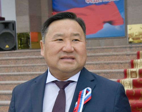 Глава Тувы поздравил земляков с Днем Государственного флага России