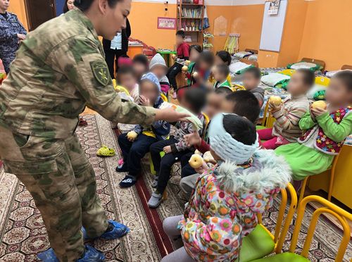 Росгвардейцы Тувы подарили теплые вещи детям из малообеспеченных семей