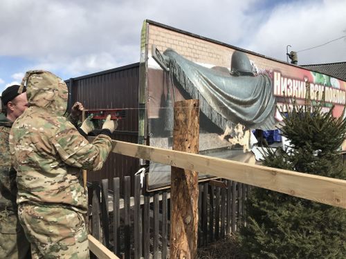 Сотрудники Росгвардии облагородили памятник участникам Великой Отечественной войны