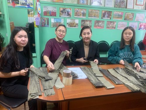 Сотрудники мирового суда Ак-Довурака изготовили маскировочные сети для участников СВО