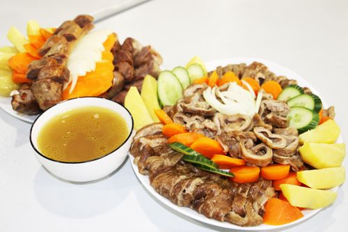 Деликатесы из конины на прилавках сельхозрынка «Правобережный»