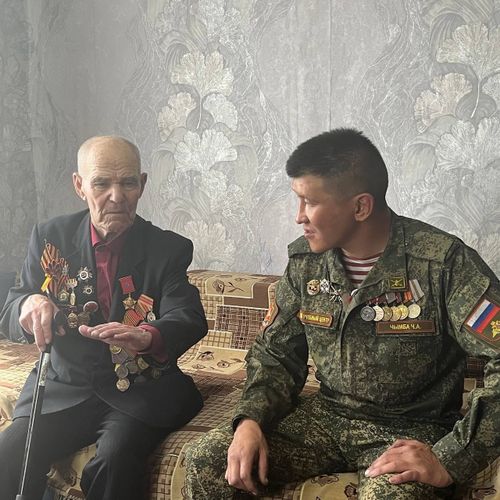 В Туве участник СВО Чаян Чымба навестил ветерана Великой Отечественной войны Кирилла Маркова