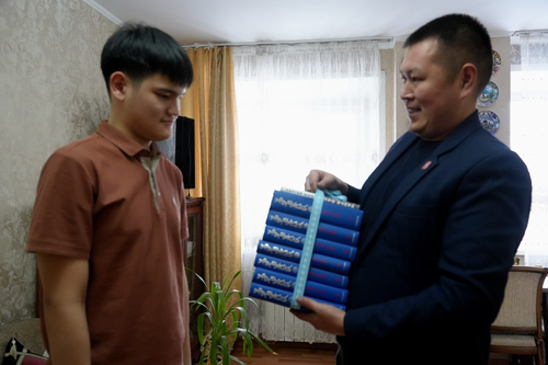 Новогоднее чудо для школьника из Кызыла: Сергей Шойгу исполнил мечту кызылчанина