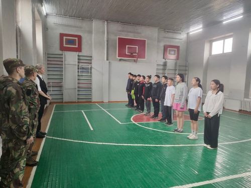 Полицейские Тувы провели встречу с подшефными школьниками