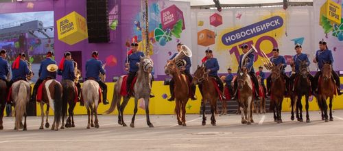Единственный в России конный духовой оркестр из Тувы выступил в Новосибирске