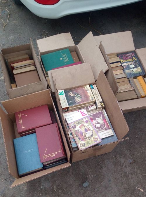 Ветераны труда Тувы передали более 100 книг Донбассу