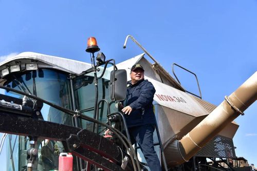 Глава Тувы проверил ход уборки урожая в Танды