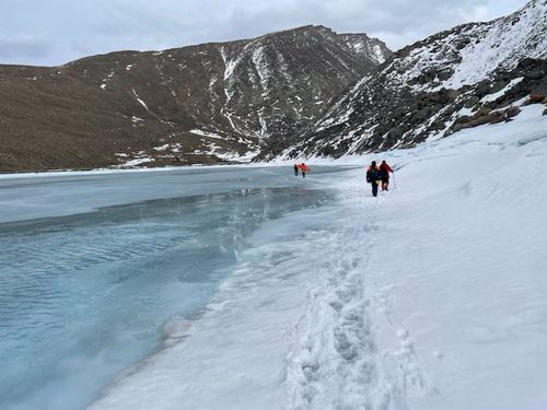 В Туве двое туристов провалились в ущелье