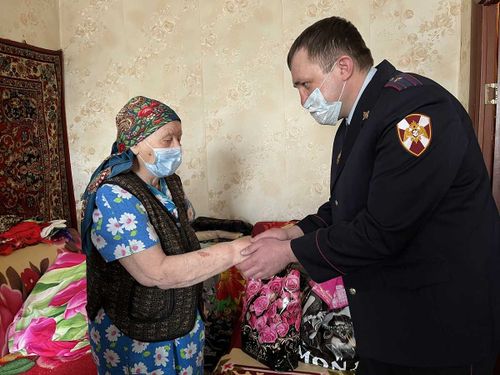Росгвардейцы оказали помощь труженице тыла и ветерану вневедомственной охраны Тувы