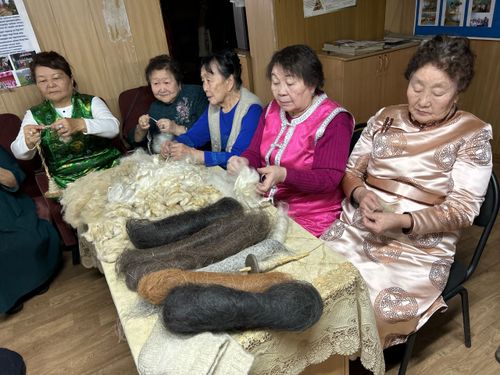 Старшее поколение Тувы готовит подарки для участников СВО