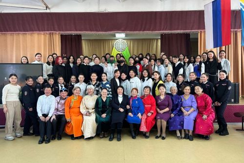 Активисты проекта «Старшее поколение» партии «Единая Россия» делятся с молодежью Тувы своим опытом