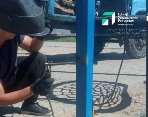 Житель Кызыла обнаружил опасную для жизни детскую качелю