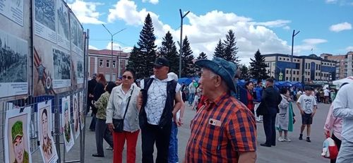 Передвижная выставка о военных подвигах на площади Арата