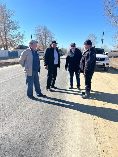 В Сут-Хольском районе активисты ЕР провели инспекцию дорог в преддверии Дня отца