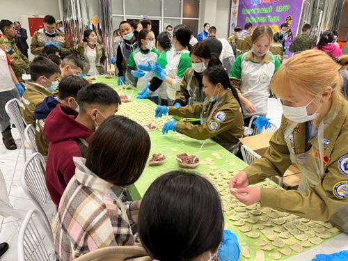 «По-нашему! По-тувински!»: В Туве прошла массовая лепка пельменей