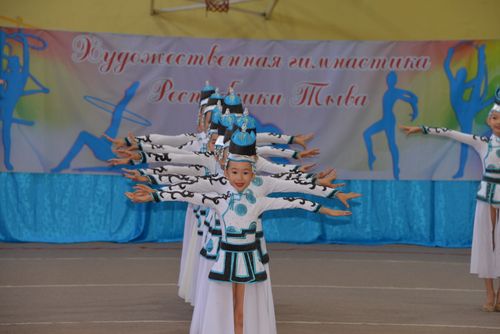 Шары обручи и ленточки: в Кызыле стартовал фестиваль художественной гимнастики