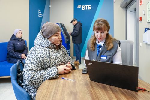 Банк попросил пользователей оценить личные последствия атак на банки