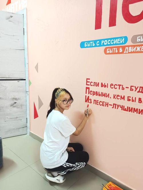 Школьники из Танды украсили свою школу в стиле «Движения Первых»
