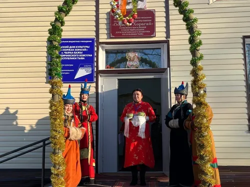 Чыраа-Бажының чаартынган культура бажыңы эжиктерин ажыткан