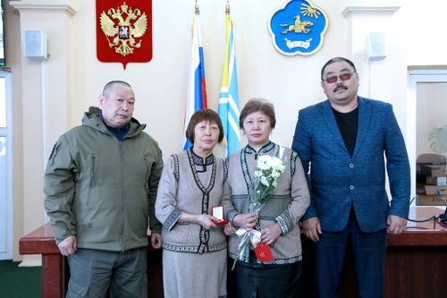 В Верховном Хурале Тувы вручили медали матерям и женам погибших участников СВО