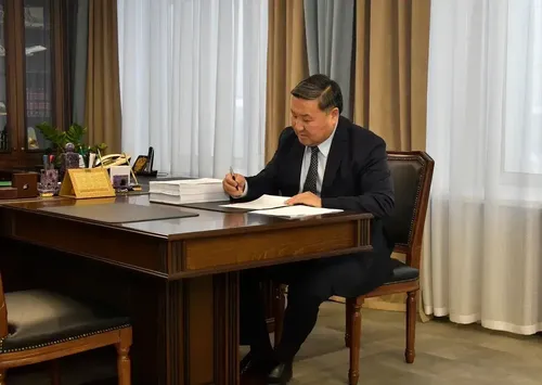 Владислав Ховалыг подписал указ о Годе созидательного труда и семейных ценностей в Туве