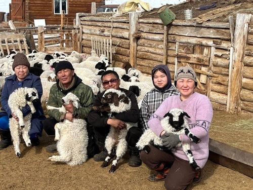 Сотрудники Дома культуры из села О-Шынаа оказали помощь местному чабану