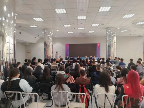 В Кызыле прошла встреча выпускников колледжей с работодателями