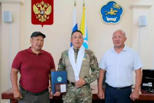В Туве отметили наградами Верховного Хурала участников спецоперации