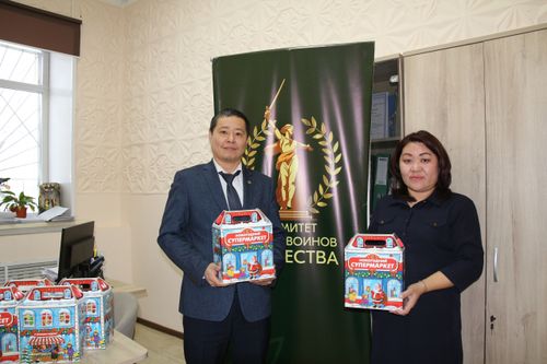 Тува отправила новогодние подарки детям из Свердловска