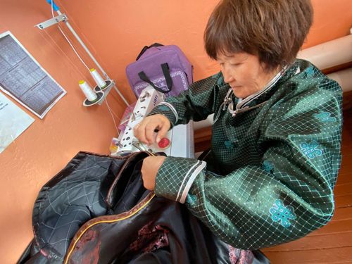 Жительница села Аржаана Розалия Монгуш открыла ателье по индивидуальному пошиву при поддержке соцконтракта