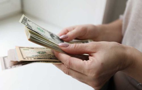 С валютного счета теперь можно снять не более 10 тысяч долларов