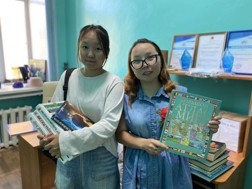 В Туве продолжается сбор книг для детей из ЛДНР