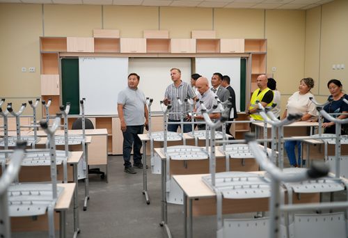 Глава Тувы Владислав Ховалыг проверил ход строительства новой школы в Чадане