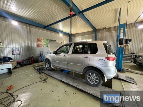 Автомобили, переданные для нужд СВО в Кызыле, ремонтируют в разных автосервисах города