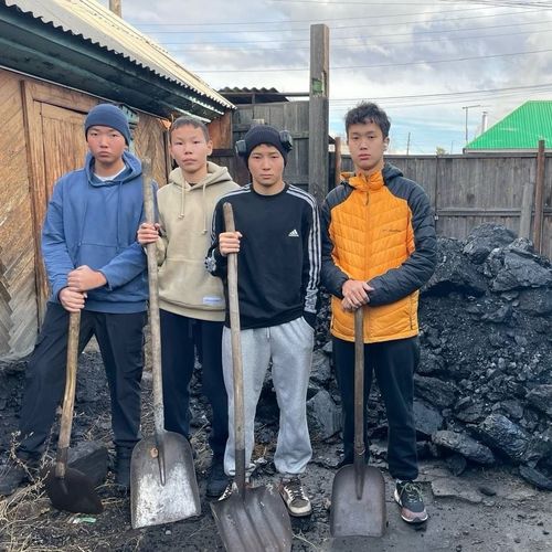 Активисты «Добрых Сердец Тувы» помогли пожилой бабушке