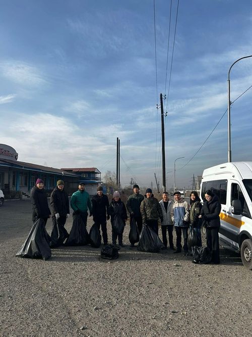 Сотрудники регионального Минтруда убрали улицы Кызыла