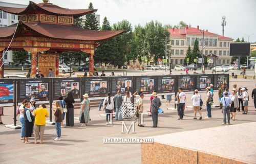 В Кызыле открыли фотовыставку "Герои и подвиги", посвященную защитникам Отечества