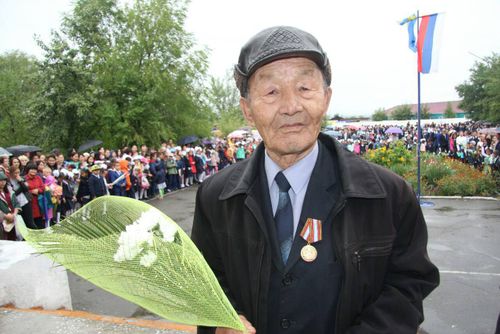 Глава Тувы поздравил с днем рождения Народного учителя республики