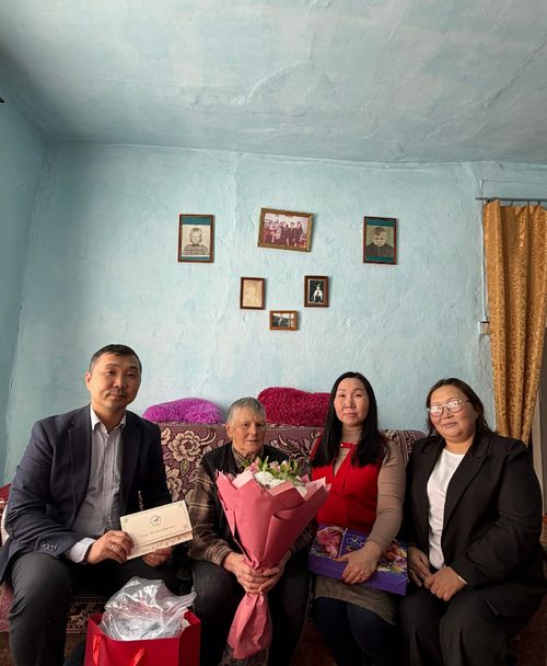 В Туве поздравили с 8 Марта ветерана, пережившую концлагерь