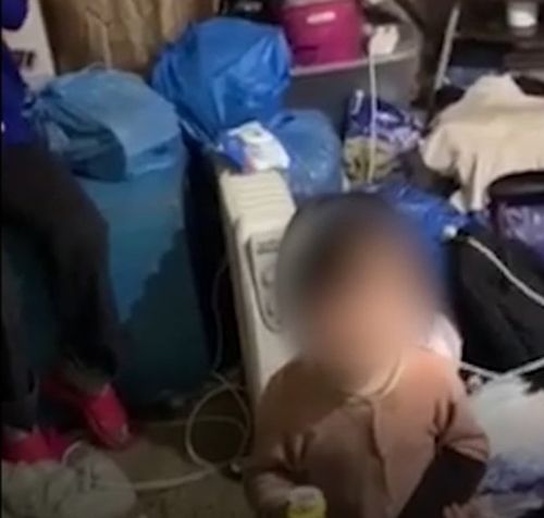 В Туве у горе-матери забрали двух малолетних детей, проживавших в нечеловеческих условиях