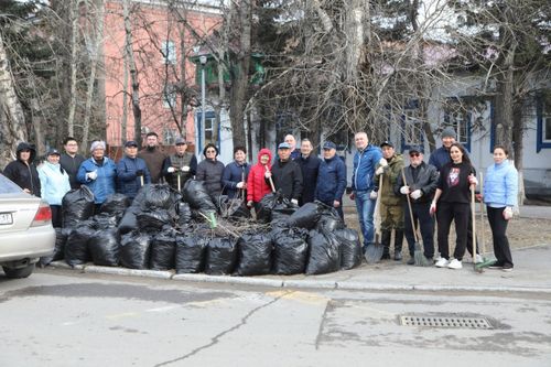Депутаты «Единой России» очистили одну из улиц Кызыла от мусора