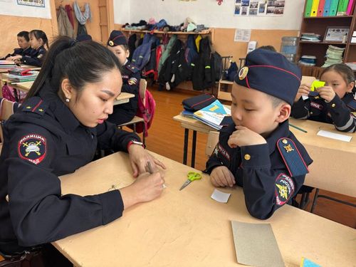 Юные автоинспекторы Танды изготовили своими руками световозвращающие элементы