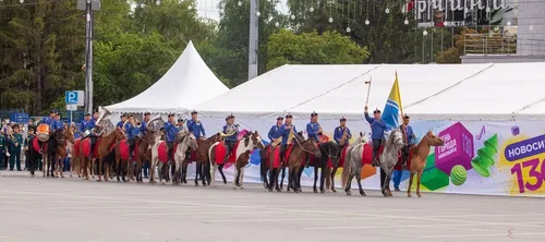 Россияда сурагжаан аъттыг үрер хөгжүм оркестри новосибиржилерни кайгаткан
