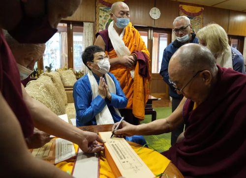 Далай-лама подарил реликвию Будды и свои одежды монастырю в Туве