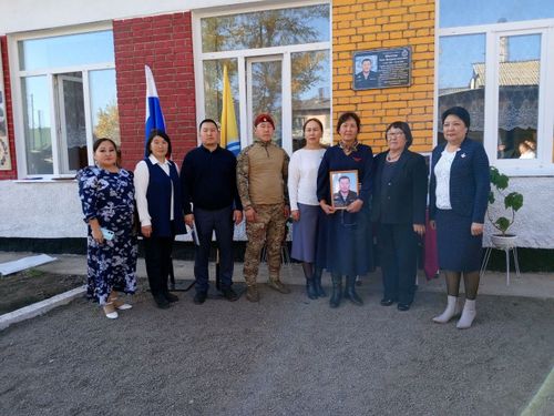 В Туранской школе открыли «Парту героя» и мемориальную доску в честь Чаяна Монгуша